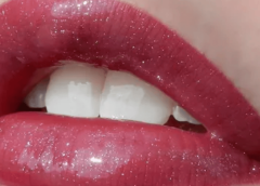 Lip Gloss Layers: Gloss Sandwiching for Plump Summer Lips