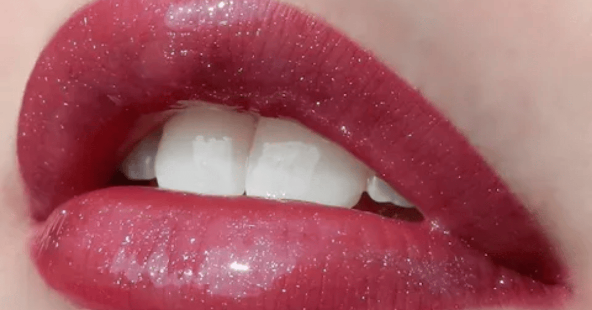 Lip Gloss Layers: Gloss Sandwiching for Plump Summer Lips